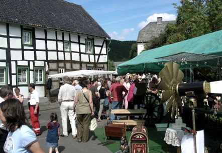 Antik-, Kunst-& Handwerkermarkt, © Bürgergemeinschaft Olef Antik-, Kunst-& Handwerkermarkt, © Bürgergemeinschaft Olef