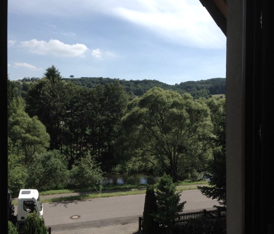 Blick aus dem Schlafzimmer: Fluss und Radwanderweg, © kph & Nordeifel Tourismus GmbH Blick aus dem Schlafzimmer: Fluss und Radwanderweg, © kph & Nordeifel Tourismus GmbH