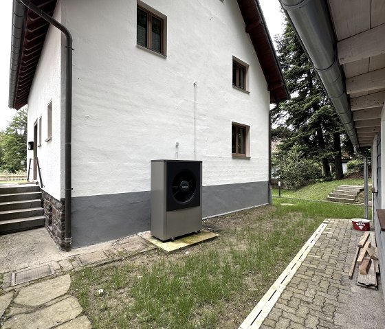 Rückseite mit Buderus Wärmepumpe (ultraleise!), © Nordeifel Tourismus GmbH & Ferienhaus Ginkgo Biloba Rückseite mit Buderus Wärmepumpe (ultraleise!), © Nordeifel Tourismus GmbH & Ferienhaus Ginkgo Biloba