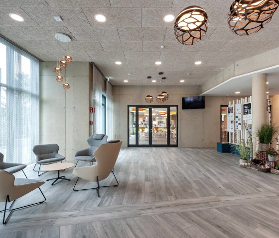 Eingangsbereich, © www.hmp-architekten.de & Jugendherberge Gemünd Vogelsang Eingangsbereich, © www.hmp-architekten.de & Jugendherberge Gemünd Vogelsang