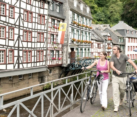 Het Eifel-Höhen-Route fietspad loopt door het oude stadscentrum van Monscahu, © vennbahn.eu Het Eifel-Höhen-Route fietspad loopt door het oude stadscentrum van Monscahu, © vennbahn.eu