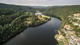 Uitzicht in het dal vanaf Einruhr op de Eifelsteig, © Eifel Tourismus/D. Ketz Uitzicht in het dal vanaf Einruhr op de Eifelsteig, © Eifel Tourismus/D. Ketz