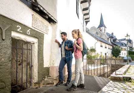 Wanderer im historischen Ortskern Blankenheim, © Eifel Tourismus GmbH - Dominik Ketz Wanderer im historischen Ortskern Blankenheim, © Eifel Tourismus GmbH - Dominik Ketz