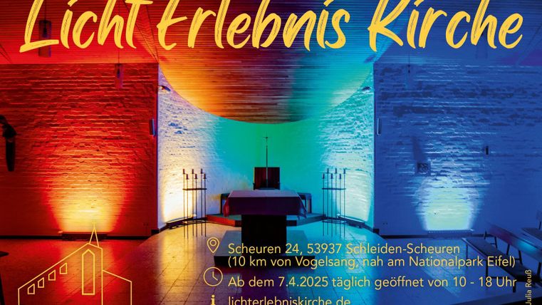 Bunte Beleuchtung in einer Kirche mit einem zentralen Altar. Die Atmosphäre ist einladend und modern.