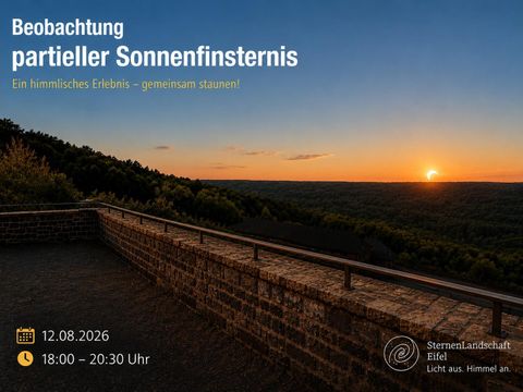 Ein schöner Ausblick auf eine Landschaft bei Sonnenuntergang, mit warmen Farben und einer ruhigen Atmosphäre. Informationen zu einer partiellen Sonnenfinsternis werden angezeigt.