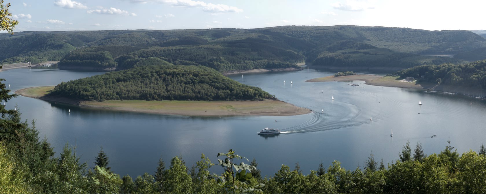 The Eifel-H&ouml;hen-Route cycle tour leads along the Rursee lake, &copy; Eifel Tourismus GmbH/P. Jacob