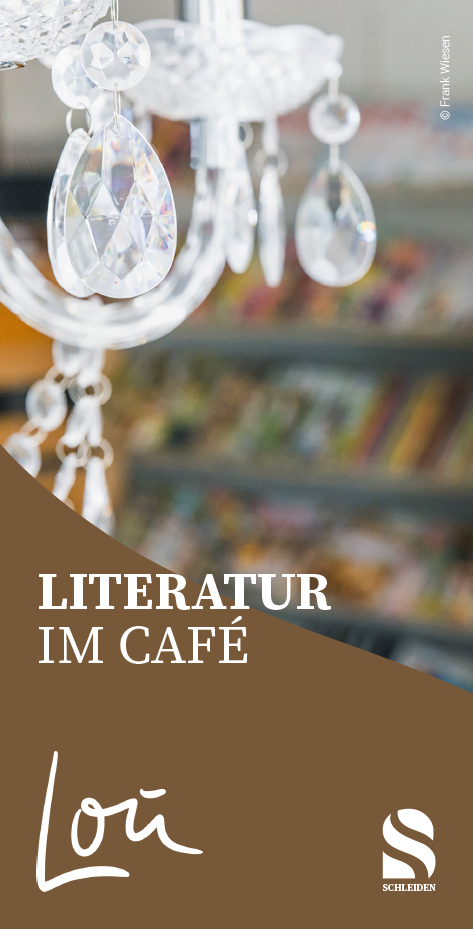Ein schöner Kronleuchter mit Kristallhängern. Im Hintergrund sind Regale mit Büchern zu sehen.