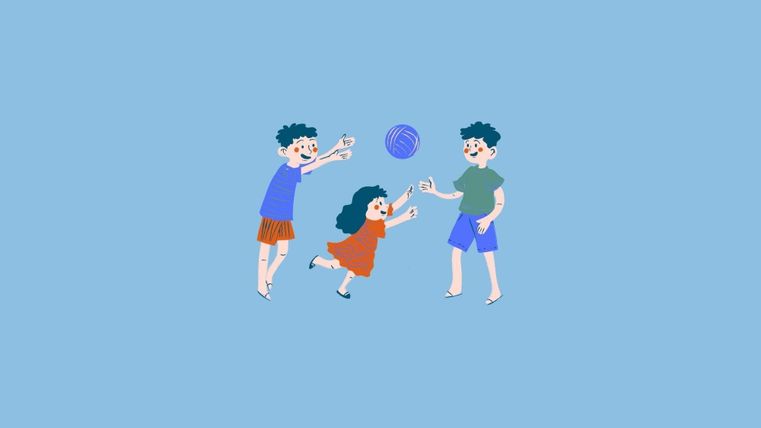 Drei Kinder spielen fröhlich mit einem Ball auf einem blauen Hintergrund. Eines der Kinder springt, während die anderen den Ball werfen.
