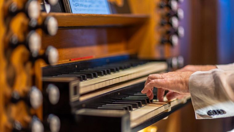 Orgel die bespielt wird