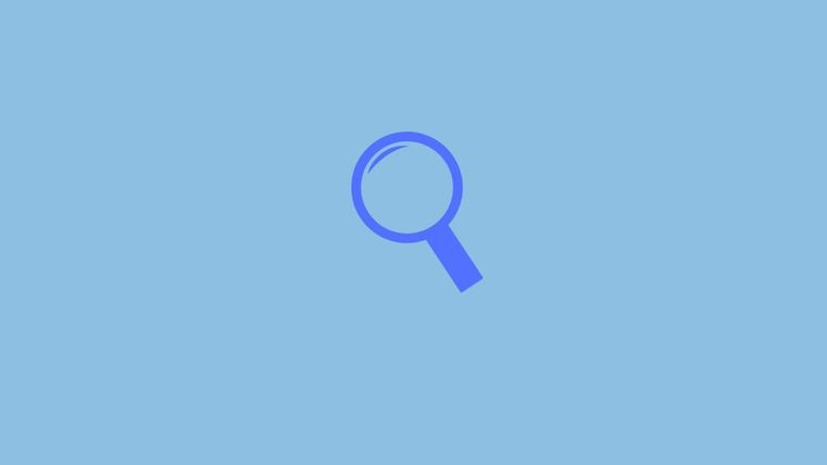 Ein blaues Lupensymbol auf einem hellblauen Hintergrund. Das Bild symbolisiert Suche oder Analyse.