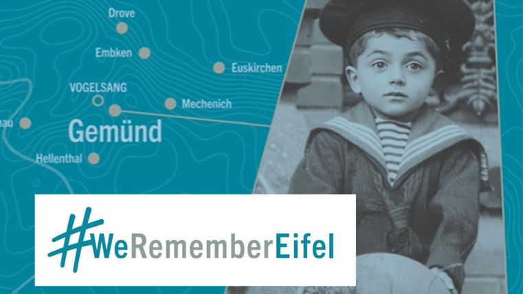 Ein historisches Schwarz-Weiß-Foto eines kleinen Jungen in Matrosenanzug. Im Hintergrund sind Kartenorte der Eifel sowie der Hashtag #WeRememberEifel zu sehen.