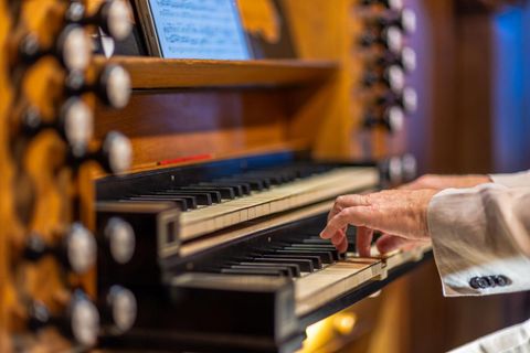 Orgel die bespielt wird