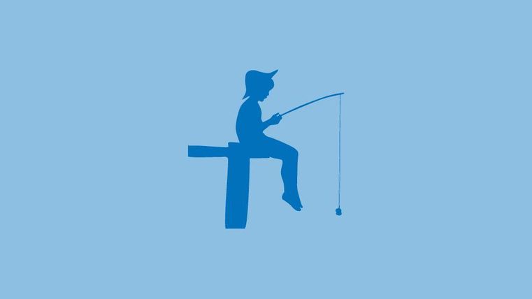 Een jongen zit op een paal en vist. De achtergrond is een effen blauwe kleur.