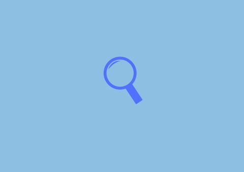 Ein blaues Lupensymbol auf einem hellblauen Hintergrund. Das Bild symbolisiert Suche oder Analyse.