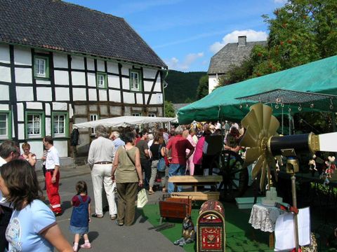 Fachwerkhaus und Strasse mit vielen Menschen