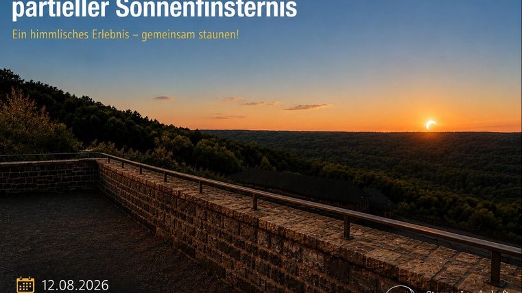Ein schöner Ausblick auf eine Landschaft bei Sonnenuntergang, mit warmen Farben und einer ruhigen Atmosphäre. Informationen zu einer partiellen Sonnenfinsternis werden angezeigt.