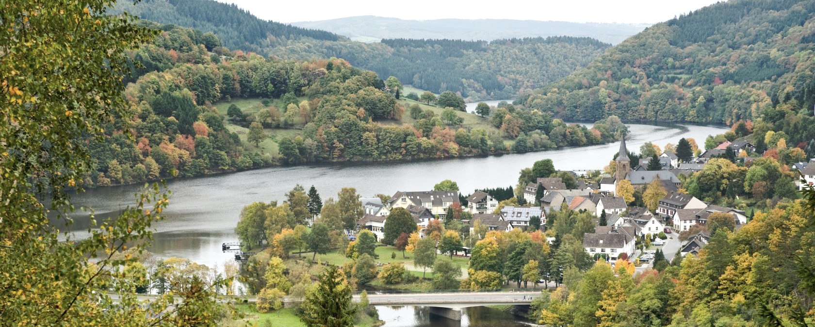 Sentier de randonnée "Rur-Olef-Route" : vue sur Einruhr, © Rheinland-Pfalz Tourismus GmbH/D. Ketz