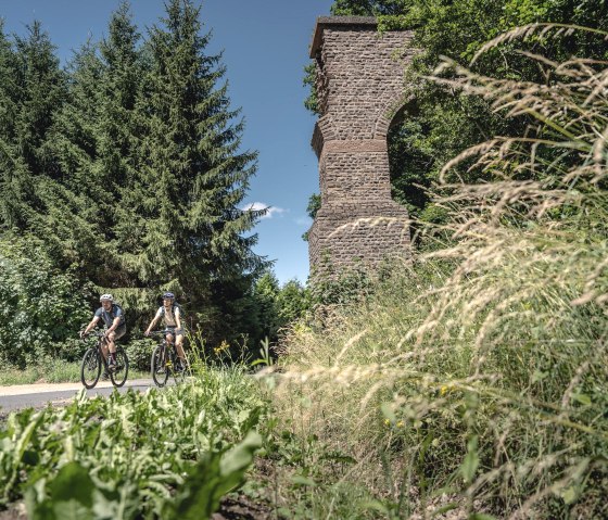 Radfahrer am r&ouml;mischen Viadukt in Vussem, &copy; Eifel-Tourismus GmbH - Dennis Stratmann