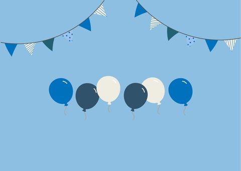 Eine fröhliche Dekoration mit bunten Luftballons und Wimpeln. Der Hintergrund ist blau und sorgt für eine festliche Stimmung.
