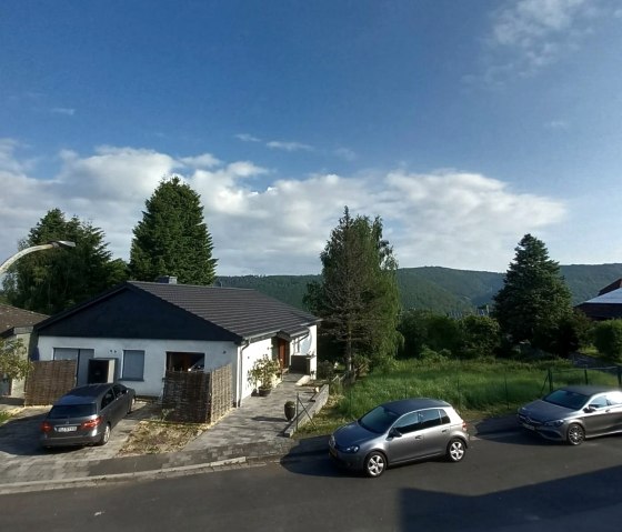 Ruhige Wohnlage mit Blick in Kermeter, &copy; G&auml;stehaus Eifelsteig 2024 & Nordeifel Tourismus GmbH