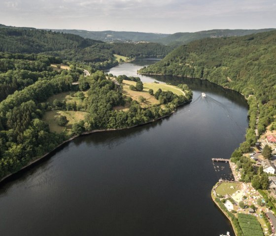 Circuit cyclotouriste Eifel-Höhen-Route : vue sur Einruhr et le lac supérieur, © Eifel Tourismus GmbH/D. Ketz