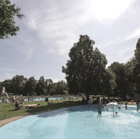 Rosenbad Gemünd Liegewiese und Planschbecken, © Foto Ralph Sondermann · Rosenbad Gemünd