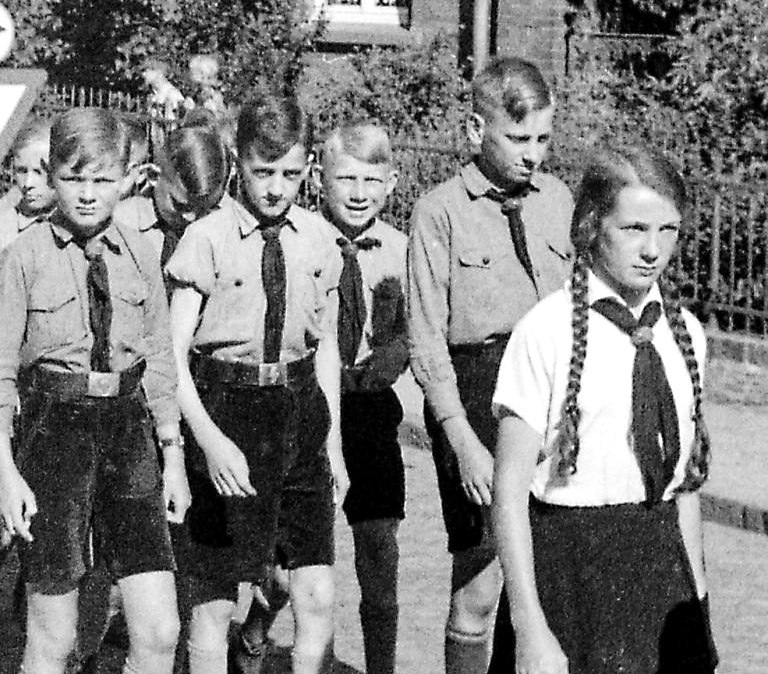 Beerdigungsumzug f&uuml;r Bombenopfer in Schleiden, &copy; Sammlung Heinen/Wollgarten