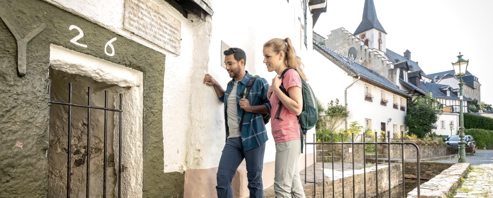 Wanderer im historischen Ortskern Blankenheim, &copy; Eifel Tourismus GmbH - Dominik Ketz