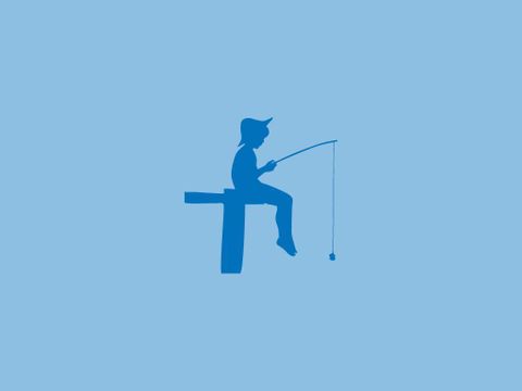 Een gesilhouetteerde jongen zit op een steiger te vissen. De achtergrond is een eentonig blauw.