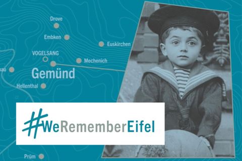 Ein historisches Schwarz-Weiß-Foto eines kleinen Jungen in Matrosenanzug. Im Hintergrund sind Kartenorte der Eifel sowie der Hashtag #WeRememberEifel zu sehen.