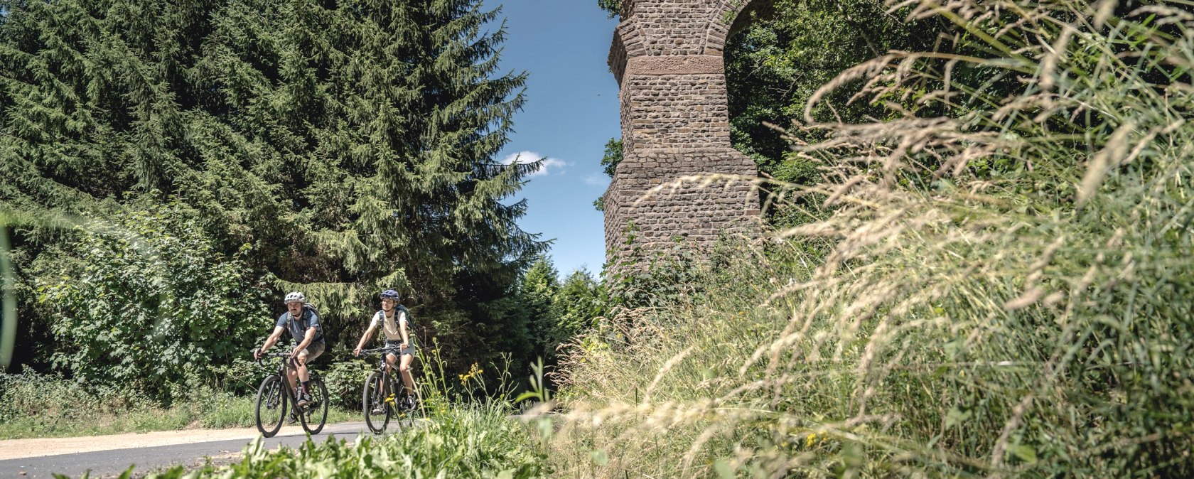 Radfahrer am r&ouml;mischen Viadukt in Vussem, &copy; Eifel-Tourismus GmbH - Dennis Stratmann
