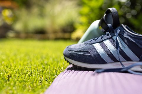 Turnschuh auf Sportmatte