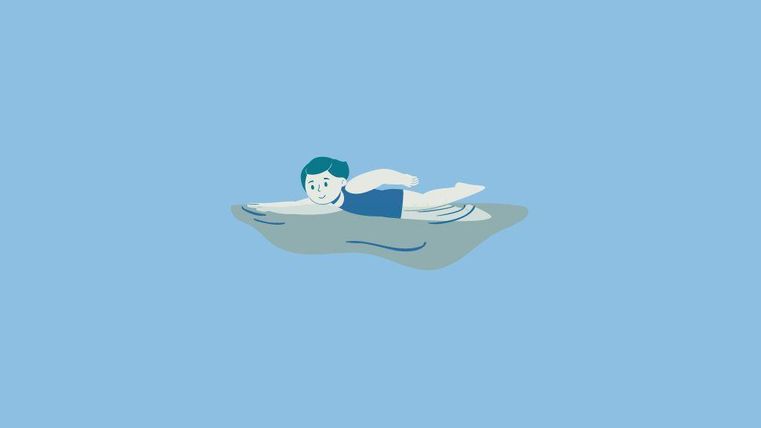 Een jongen zwemt in het water. De achtergrond is volledig blauw.