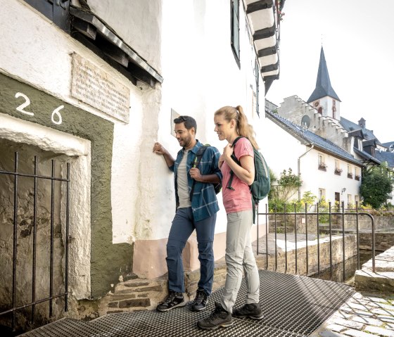 Wanderer im historischen Ortskern Blankenheim, &copy; Eifel Tourismus GmbH - Dominik Ketz