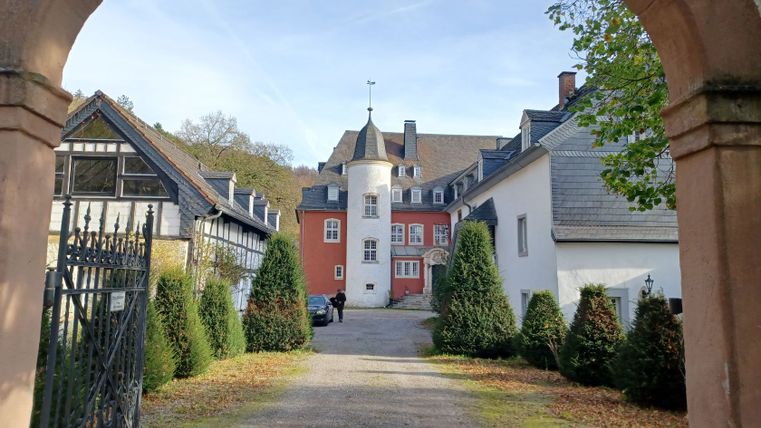 Eingangstor zur Burg Dalbenden mit Blick auf das Hauptgebäude.