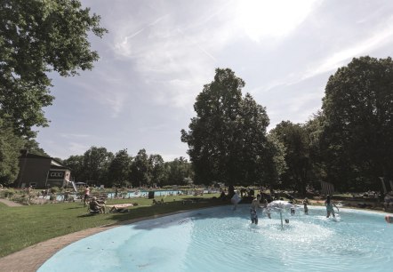Rosenbad Gem&uuml;nd Liegewiese und Planschbecken, &copy; Foto Ralph Sondermann &middot; Rosenbad Gem&uuml;nd