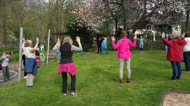 Menschen die sich unter freiem Himmel bewegen